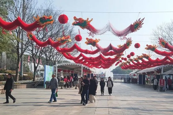 Shanghai received more than 1.72 million tourists on the first day of the holiday, and Shanghai welcomed sunny and warm weather