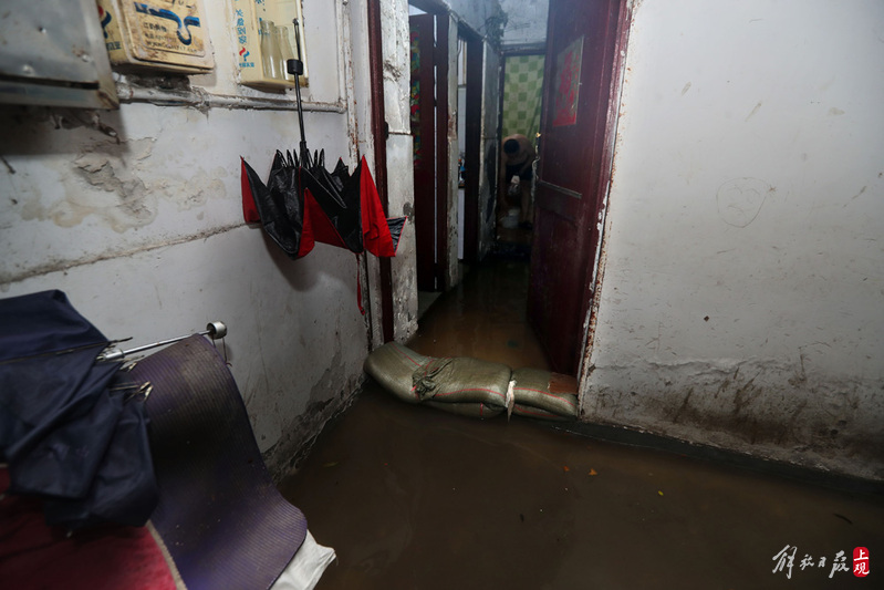 Cadres and volunteers of the rainstorm residents committee were the first to stand out in the storm. Residents' homes flooded in varying degrees. Residents | volunteers | Shanghai