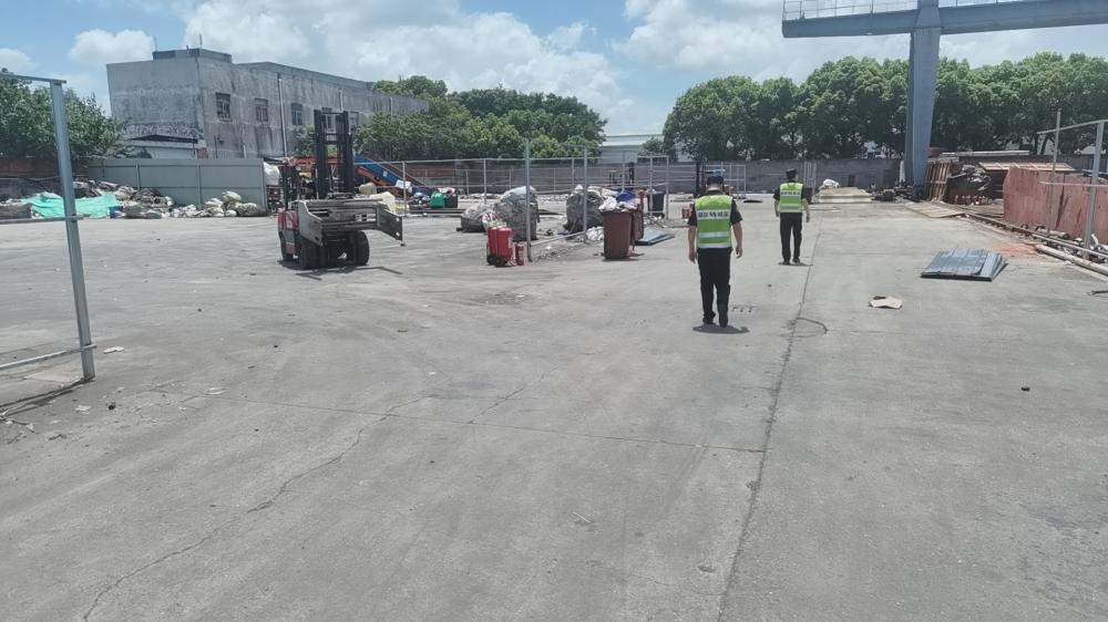 The waste has been cleared! The pile of waste recycling enterprises have been cleared!, In the Jiading Hidden Danger Logistics Park: Colored steel plates have been removed from the greenhouse | Recycling | Waste products
