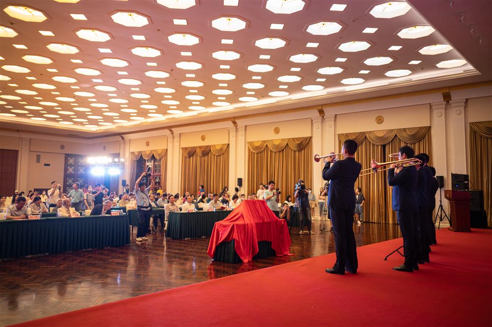 98 year old conductor Cao Peng signs for readers in a wheelchair, planning for the Shanghai Book Fair on-site | Shen Guang | Book Fair