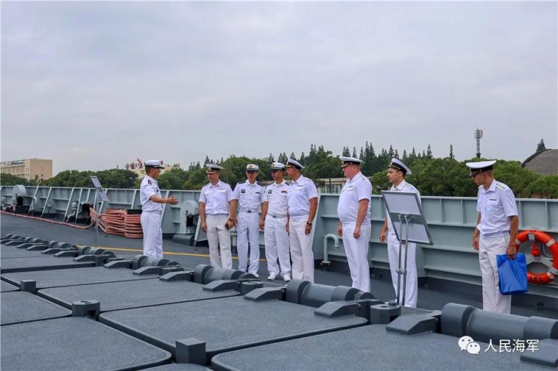 Warm communication! Chinese and Russian officers and soldiers visit each other for warship technology exchange | Professional | Officers and soldiers