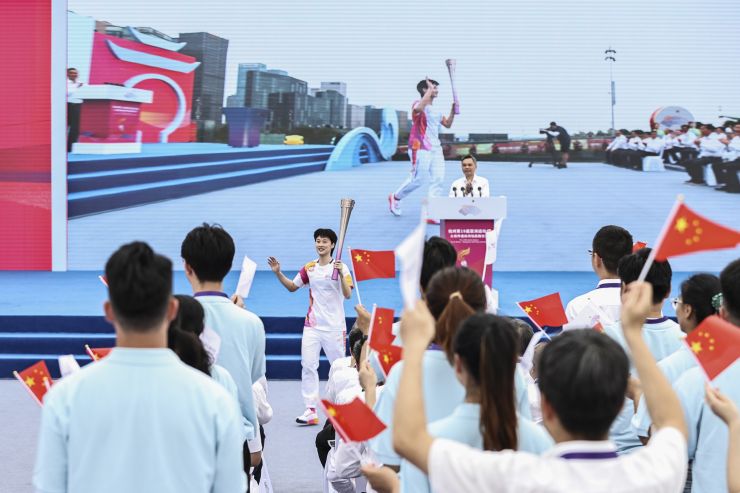 Showcasing the spirit of hard work, the torch relay of the Hangzhou Asian Games has come to a perfect end: bravely standing at the forefront of the city | Hangzhou | Chaotou