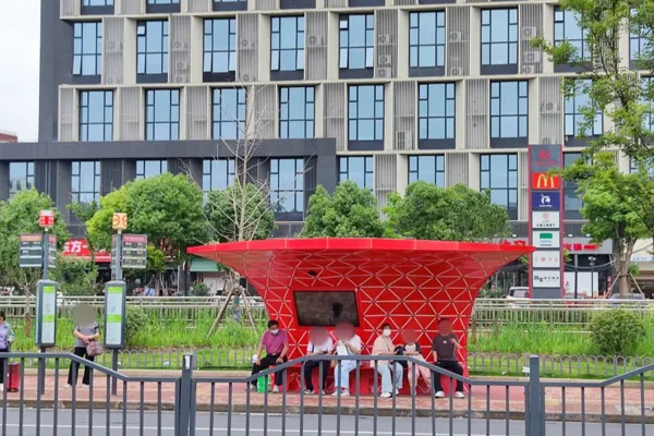 Young people like it, the light and shadow change every day, romantic! Shanghai has a new constellation-themed bus stop