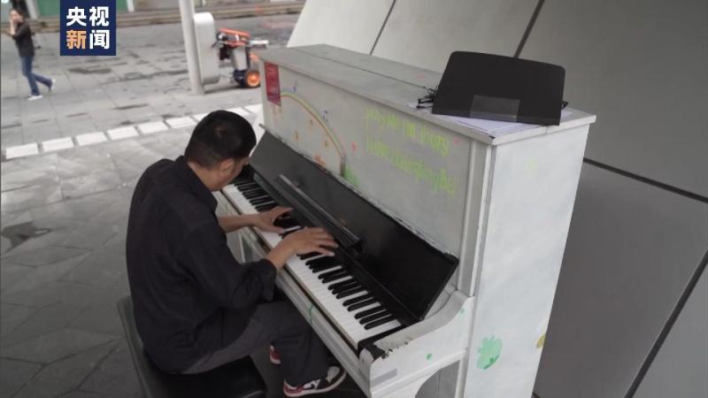 Farmer's Uncle Becomes Popular Playing Piano: "The Sound of Piano on the Street" Warms a City's Public Welfare | Piano | The Sound of Piano