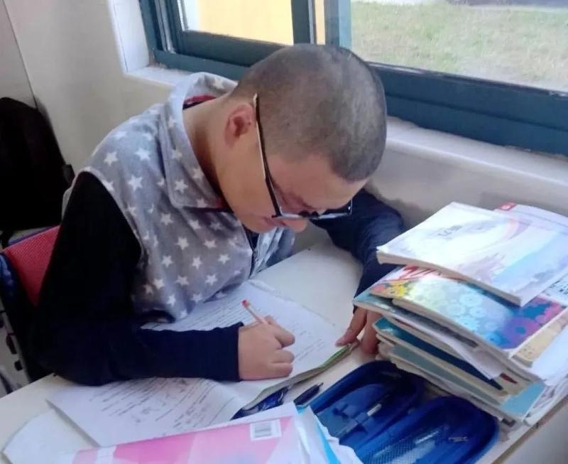 Invited by this university!, Son of a college entrance exam student who can write with only two fingers | Dong Yichao | Fingers