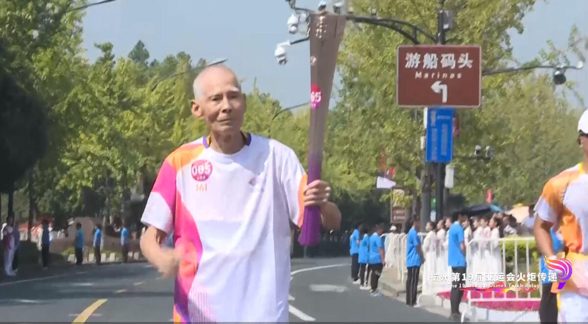 Passing on the torch | "I can run like everyone else" -85 year old "Grandpa Lei Feng"'s Asian Games complex