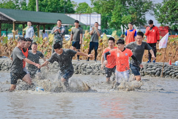 Creating a new highlight of national fitness in Shencheng, suburban sports are tailored to local conditions, playing football in the mud and volleyball on the beach