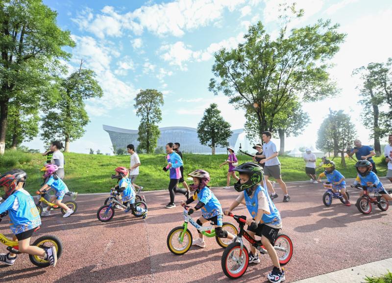 Huancheng Greenway Happy Run, Chengdu: National Health Welcoming Universiade Greenway | Sports | Chengdu