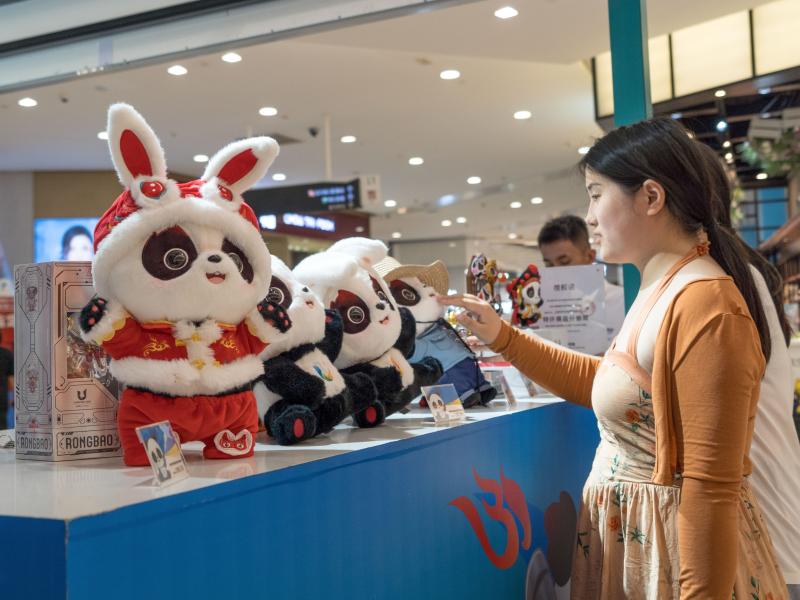 Xinhua All Media+"Special Correspondent" Appears! "Rongbao" takes you to meet its friends' products | Universiade | Xinhua All Media+