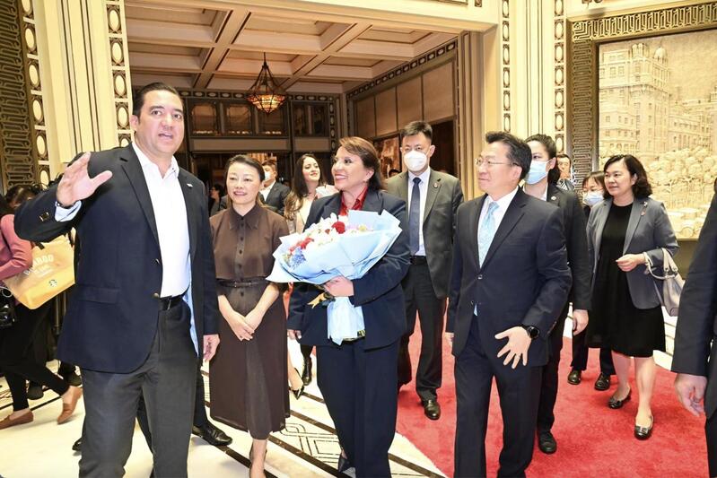 The elderly jazz band plays local music, and the President of Honduras arrives in Shanghai and stays at a hotel. Iris Shiomala Castro Samento | President | Check in