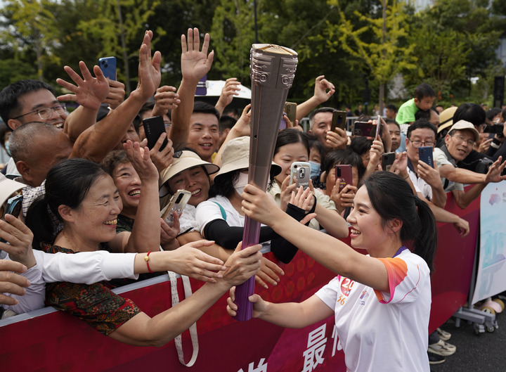 Looking at the Asian Games Torch Relay in Zhejiang | "Fireworks"\