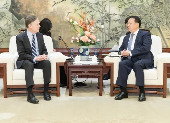 希望为促进中美地方友好交流增添活力,上海市市长龚正会见美国驻华大使伯恩斯