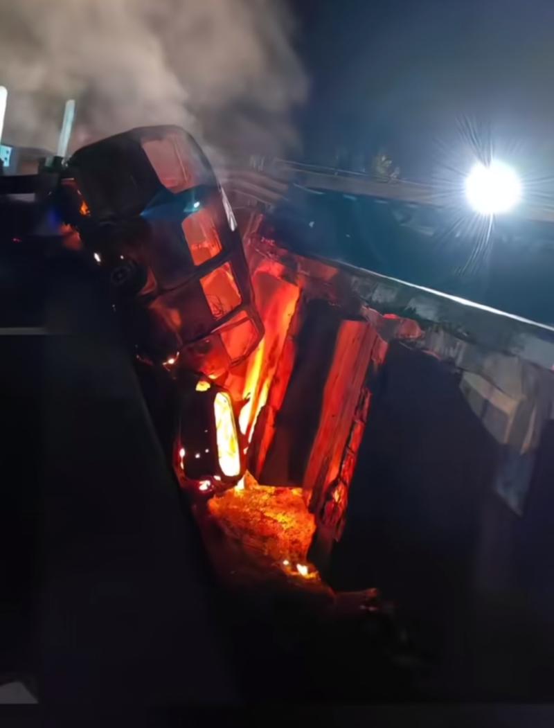 两车坠入缝隙起火,原因公布！高速桥突然垮塌达州|桥面|关键