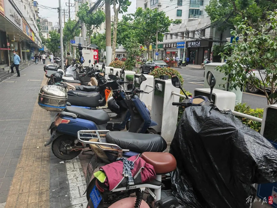 The property was alerted immediately! Communities such as Jing'an have solved the problem of difficult management and charging of battery vehicles. Residents carry batteries into their homes to charge.