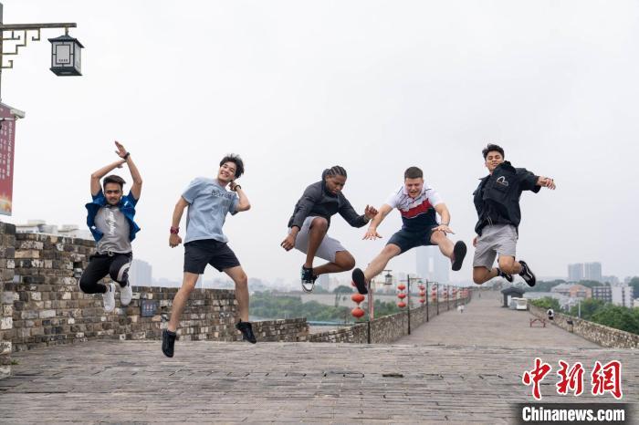 古城南京收获一群“Z世代”外国青年“迷弟”历史|南京|Z世代