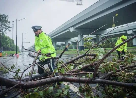 Traffic control has not been lifted yet, waterlogging has appeared on the roads, and the number of 110 police calls in Shanghai has increased significantly