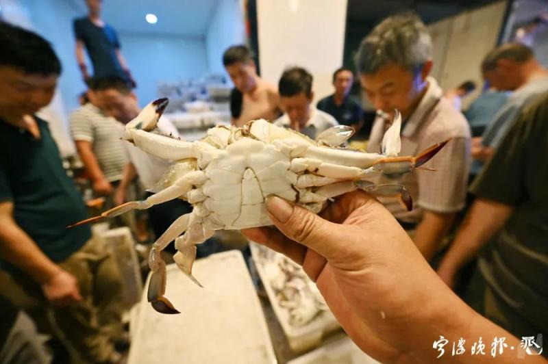Some people force themselves not to buy: they still have to fall, snatch up a batch, and halve the price of swimming crabs! Here in Zhejiang, a batch of stalls | aquatic products | a batch