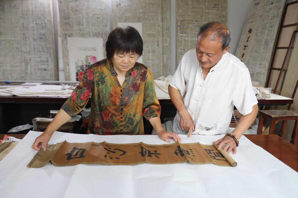 Splicing a pile of "shredded paper" into ancient calligraphy and paintings worth billions of yuan? Shanghai Suburban Old Craftsman Addicted to "Paper Surgery" for Over 40 Years Li Lingen | Calligraphy and Painting | Craftsman