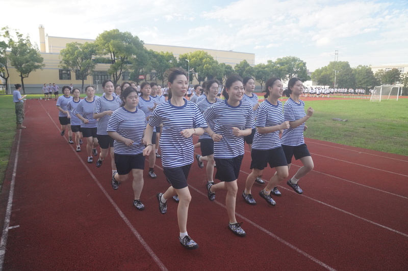 But I am also a member of the military. More than 270 new employees of the Long March Hospital have completed pre employment training, even though they do not wear military uniforms