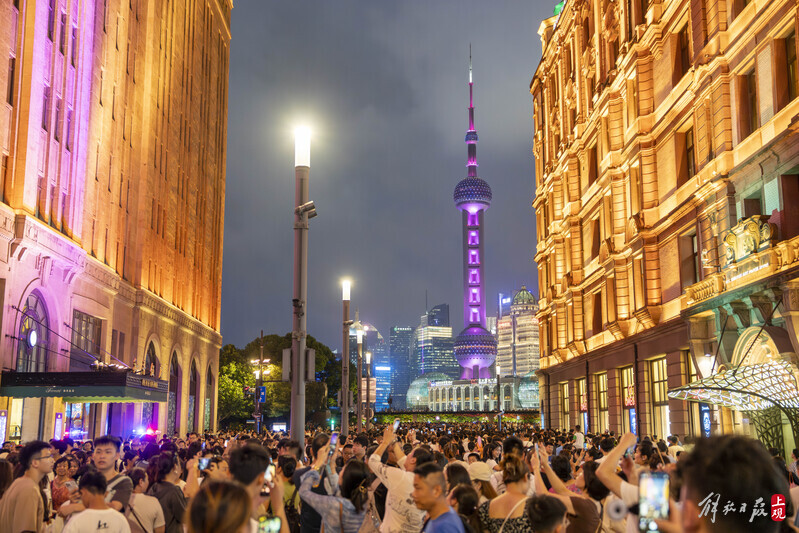 南京路步行街快被游客填满,上海热门景点人气节节攀升大客流