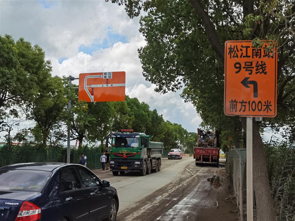 The road was crushed by hundreds of earthmoving vehicles, and this Yuyang Road is like a swamp! Vehicles around Songjiang South Station | Songjiang | Swamp Land