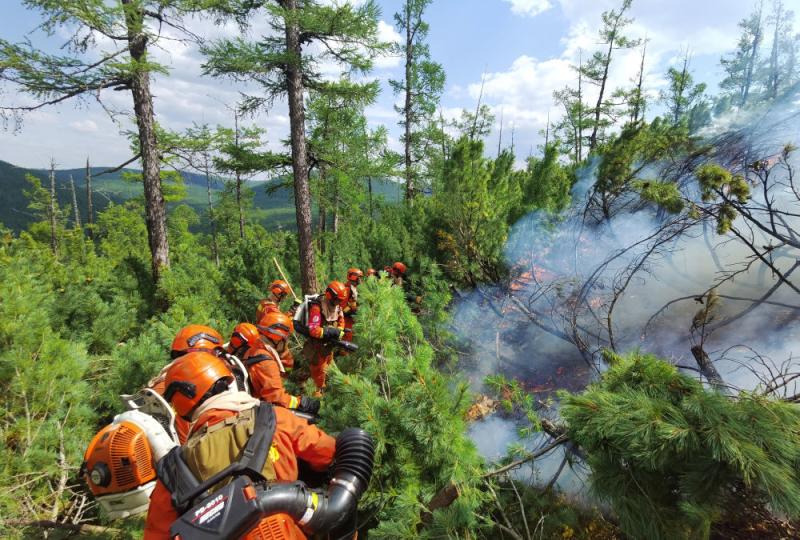 There are still 2 forest fires in the northern part of the Greater Khingan Mountains forest area in Inner Mongolia, and they are being put out by the Alongshan Forest Industry Company | Fire site | Greater Khingan Mountains, Inner Mongolia