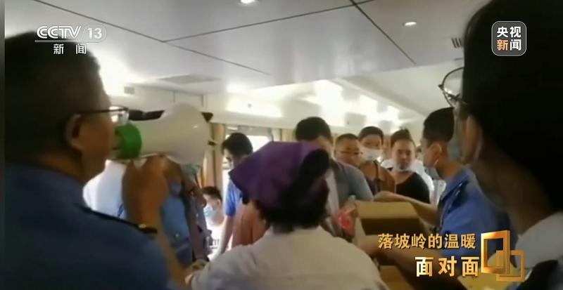 What did the over 900 stranded passengers on Luopo Ridge experience?, 105 hours Beijing Mentougou | K396 | Passengers