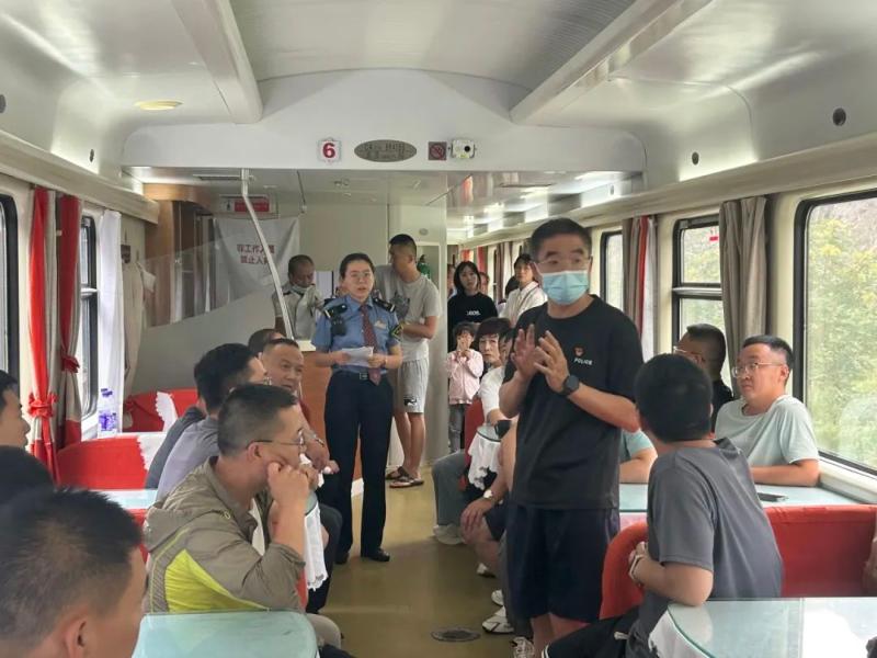 This associate professor from the university is also in the car! More details, On the side of the train that has been stranded for 72 hours | Rescue | Details