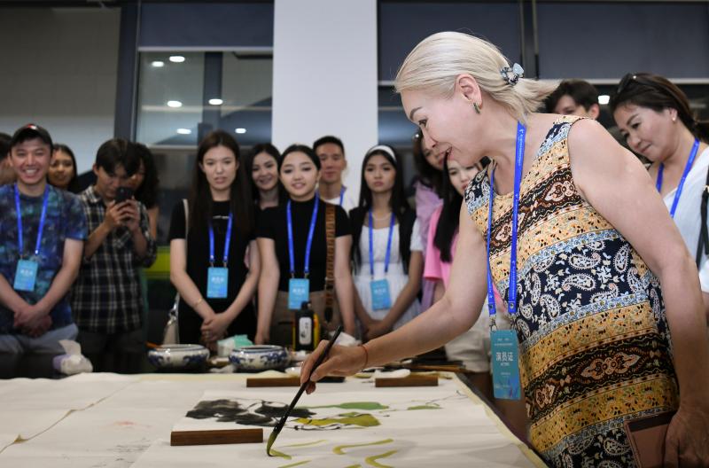 Displaying Colorful Silk Road Culture and Promoting Cultural Exchange and Mutual Learning - Observing Opera at the Xinjiang International Ethnic Dance Festival in China | Performers of the Dawn Song and Dance Troupe in Saratov Oblast, Russia | Dance Festival