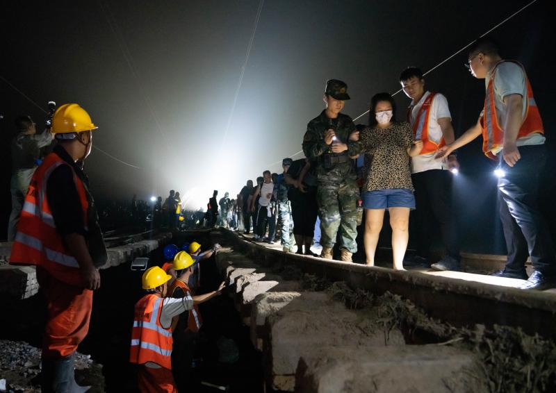 "Let's Go Home" - The last batch of stranded passengers on the Beijing Fengsha Railway were transported and heard of, "Traveling to Beijing | Xie Han | Mentougou District | Passengers"