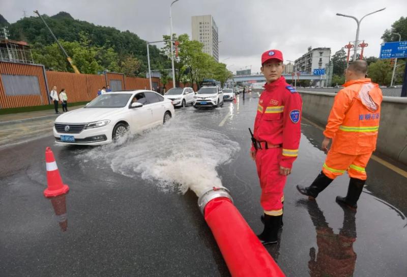 贵阳多地遭遇大暴雨：消防紧急营救4人、疏散被困人员31人全市|暴雨|大暴雨