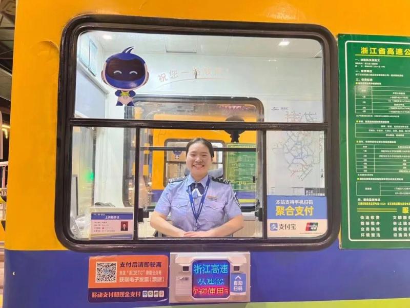 The toll collector arrogantly cleared the way, "You go straight!" The off-road vehicle raced through Wenzhou late at night | Entering the toll station | Off road vehicle