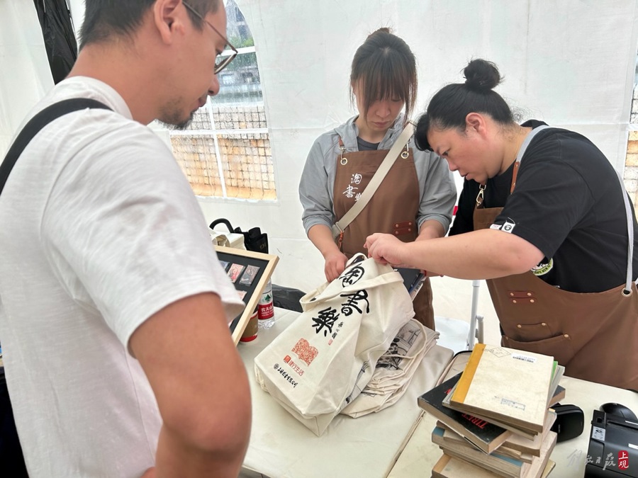 The "Old Book Market" by the Suzhou River has opened, and the rainy weather does not stop the enthusiasm of Shanghai people to search for books