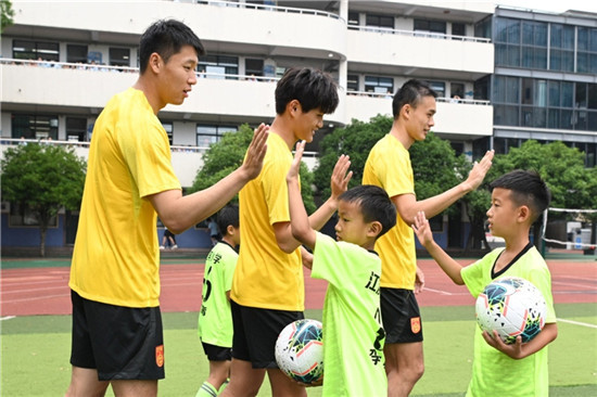 It's not a show!, The Chinese football team and the men's football Asian Games team have successively entered the campus, which is also a spiritual inheritance, not only in terms of competitive scores for children | Asian Games team | men's football team