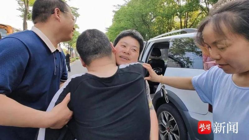 Relying solely on two fingers to write and dream of becoming a teacher, mother and son have been relying on each other for six years and studying hard. A severely ill male student in Jiangsu scored 632 points in the college entrance examination, studying | physically | wheelchair | mother | life | Gu Weihua | son | Dong Yichao