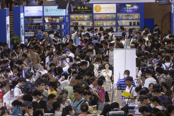 "What needs to be thanked the most is the readers", Shanghai Book Fair welcomes a weekend of large customer flow and artistic life | Wang Wenjuan | Shanghai