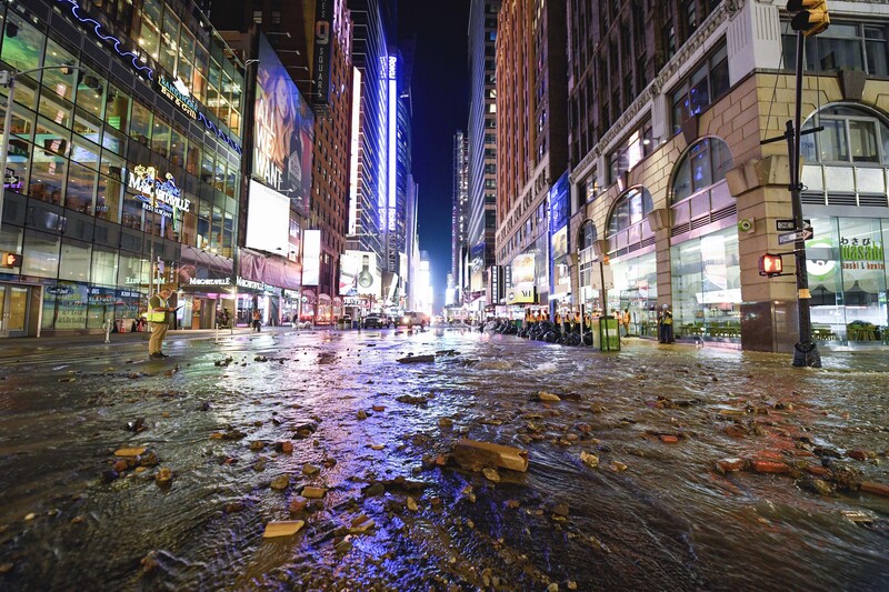 纽约时报广场地铁站被淹,【看世界】127年主水管破裂断。8月30日|土耳其安卡拉|广场