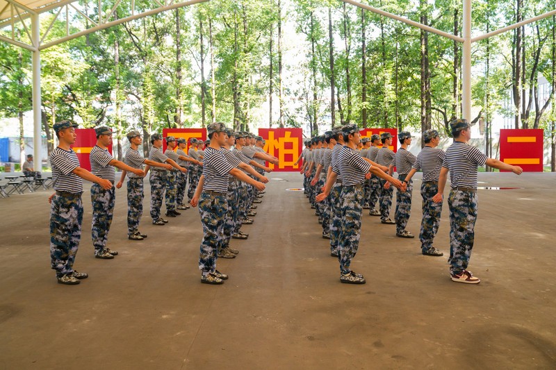 But I am also a member of the military. More than 270 new employees of the Long March Hospital have completed pre employment training, even though they do not wear military uniforms