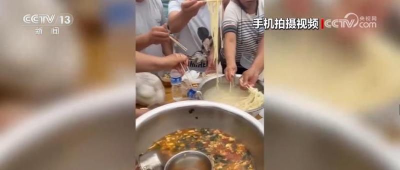 Volunteers bring pots and vegetables to help disaster stricken villagers eat hot rice in Xici Village, Zhuozhou, Hebei Province. August 6th | Volunteers