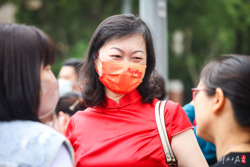 This exam site has male and female students entering through different channels. For the first time, the college entrance examination site has used the "smart security gate" in Yangpu District, Shanghai | exam site | security gate