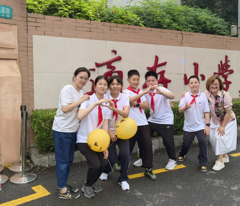 Let graduation leave no regrets. On the first day of summer, the principal fulfilled his promise: the children who graduated from the cloud will return to their alma mater and leave a special graduation photo. Graduation ceremony and return to their alma mater