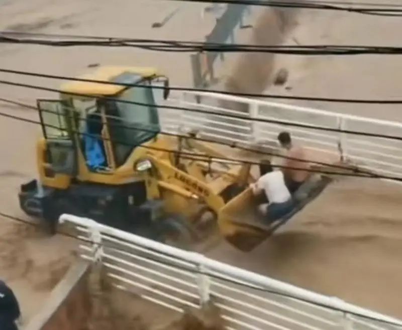 "The wall is about to be washed down!" The forklift driver saved a family of three by going against the current! Wife Speaks Out Forklift | Liu Bing | Reverse