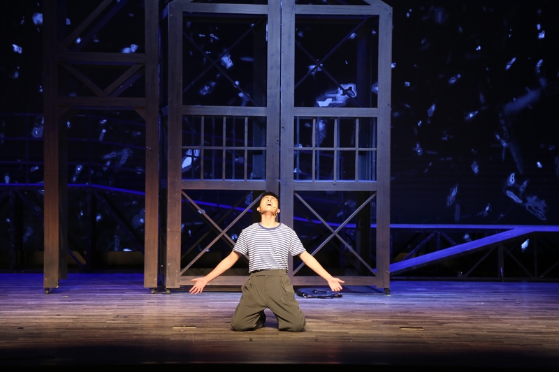 Why do his colleagues call him "pack food"?, A dock worker performs this scene of "Shanghai Legend", setting sail | international standards | Shanghai Legend