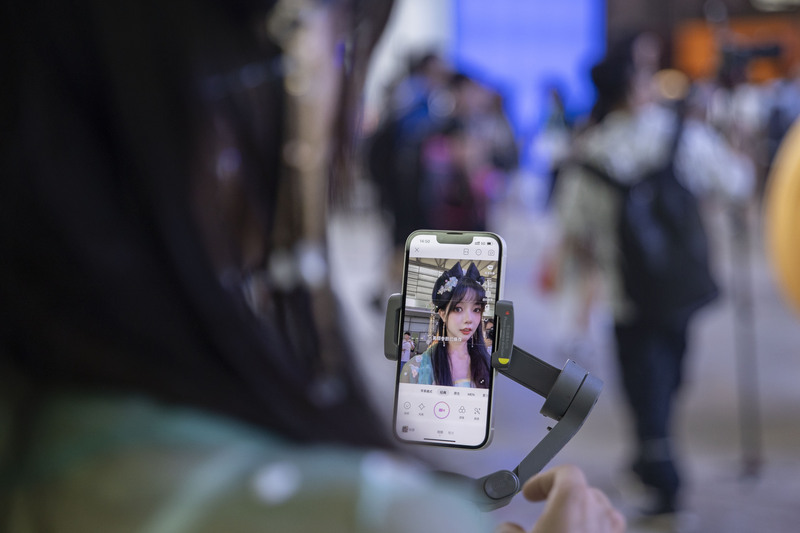 Someone came specifically to ask for her signature, and on Chinajoy, they ran into a beautiful doctor named Zhang Xinyu who was rescuing people. | Card | Saving People