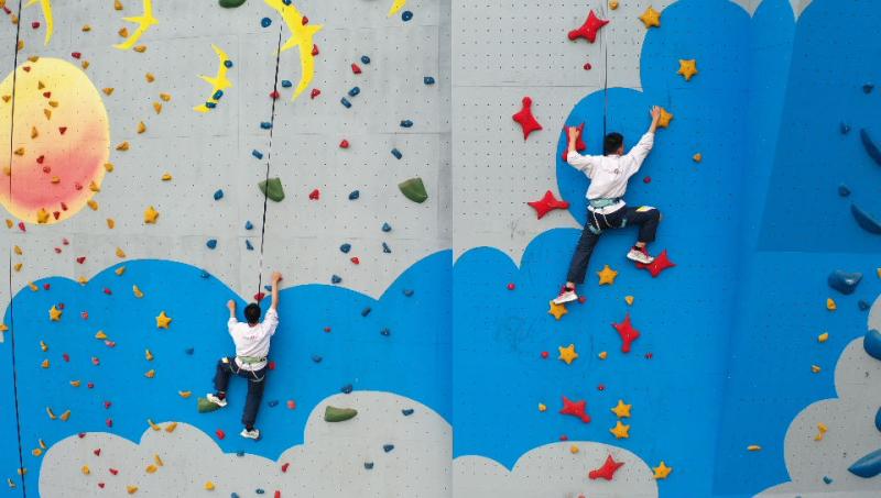 This school uses rock climbing to relieve stress for students and pursue glory. The high school and college entrance exams are about to be reviewed. Students