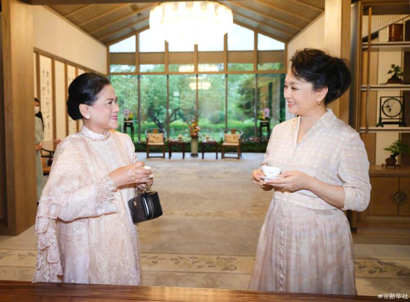 彭丽媛会见印度尼西亚总统夫人伊莉亚娜印度尼西亚|总统夫人|文化|夫人|中国|成都|彭丽媛|伊莉