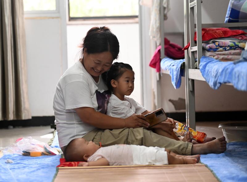 Visiting centralized resettlement sites with guaranteed living conditions for residents in Daqiuzhuang, Jinghai District, Tianjin | Resettlement sites | Resettlement site residents