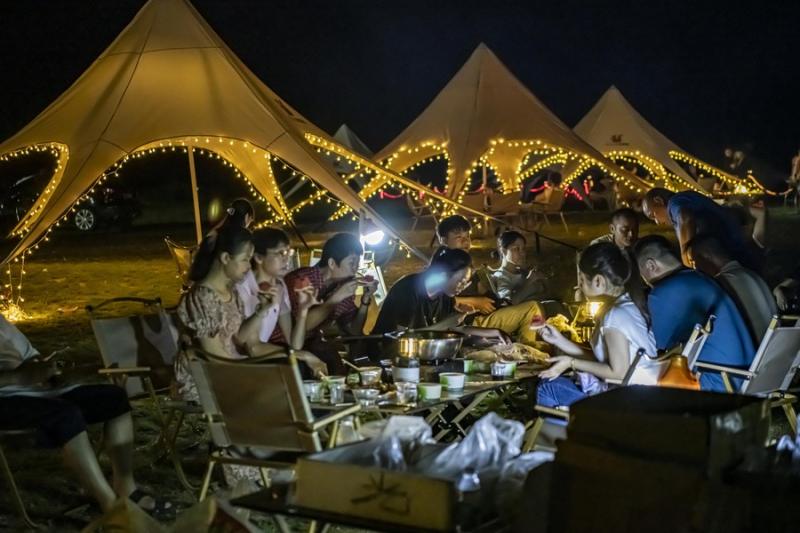 露营、品茶：中国年轻人带火“山间经济”服务|旅游|经济