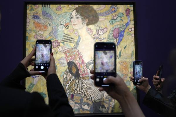 Becoming the most expensive artwork in European auction history, worth 786 million yuan! Austrian painter's Chinese style masterpiece "The Woman Holding a Fan" auctioned off by Gustav Klimt | Price | The Woman Holding a Fan