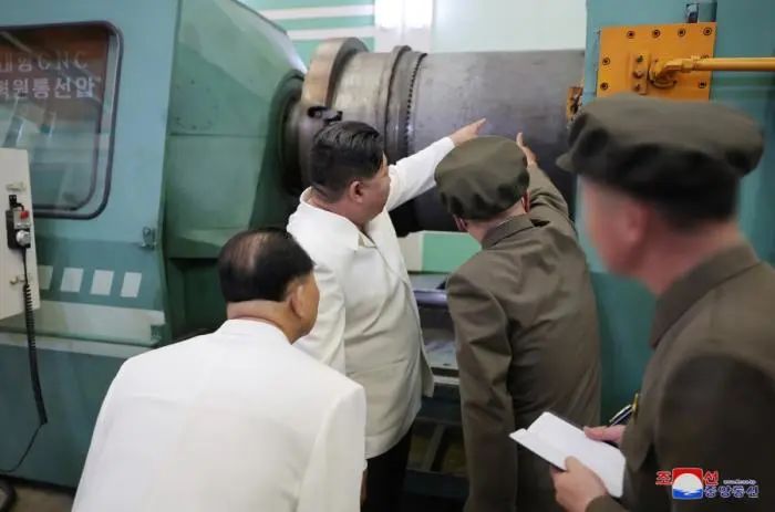 Personally driving the tank, Kim Jong un inspected several important military factories and State Councillors | shells | tanks